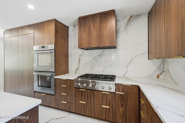 19 Roslyn Drive, Oakhurst, NJ 07755