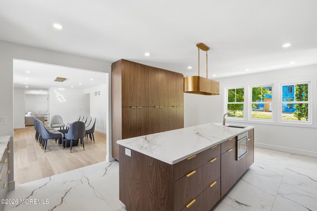 19 Roslyn Drive, Oakhurst, NJ 07755