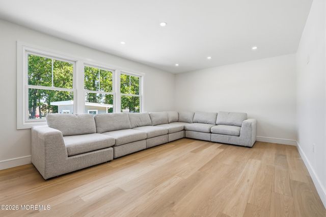 19 Roslyn Drive, Oakhurst, NJ 07755
