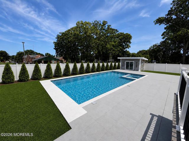 19 Roslyn Drive, Oakhurst, NJ 07755