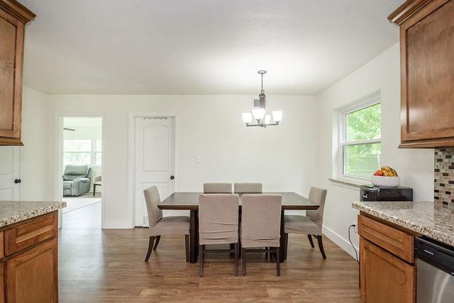 1055 S Anderson Street, Angleton, TX 77515