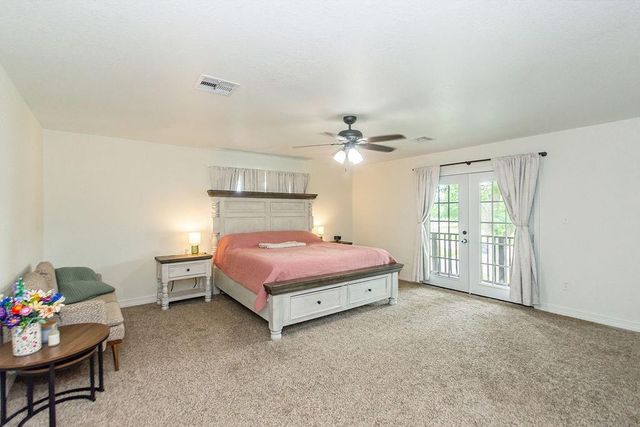 1055 S Anderson Street, Angleton, TX 77515