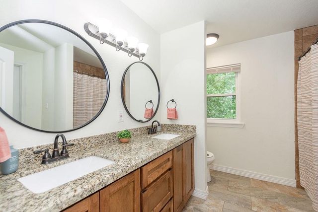 1055 S Anderson Street, Angleton, TX 77515