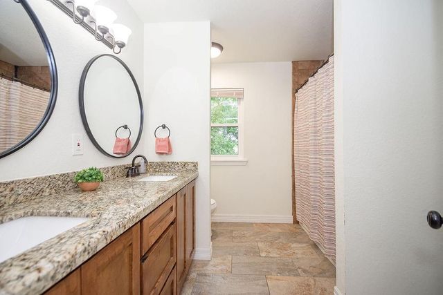 1055 S Anderson Street, Angleton, TX 77515