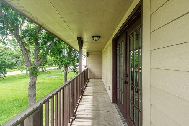 1055 S Anderson Street, Angleton, TX 77515