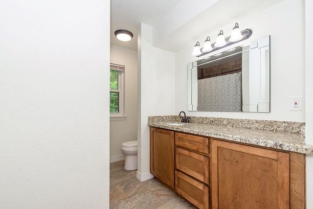 1055 S Anderson Street, Angleton, TX 77515