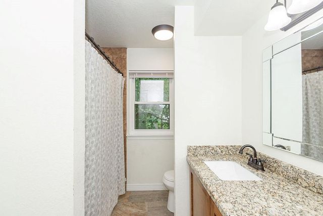 1055 S Anderson Street, Angleton, TX 77515