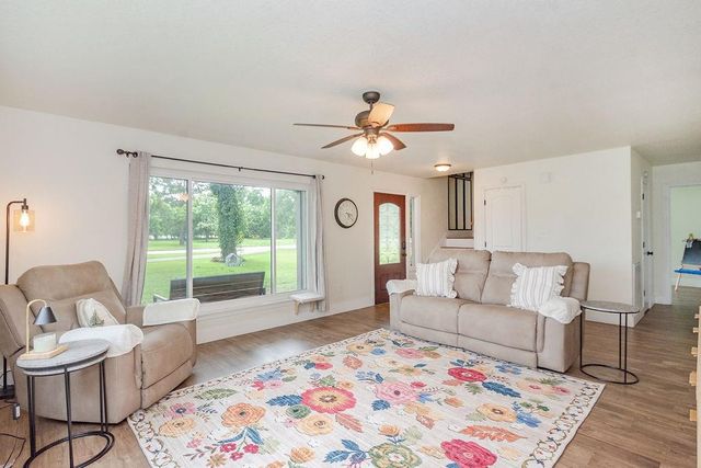 1055 S Anderson Street, Angleton, TX 77515