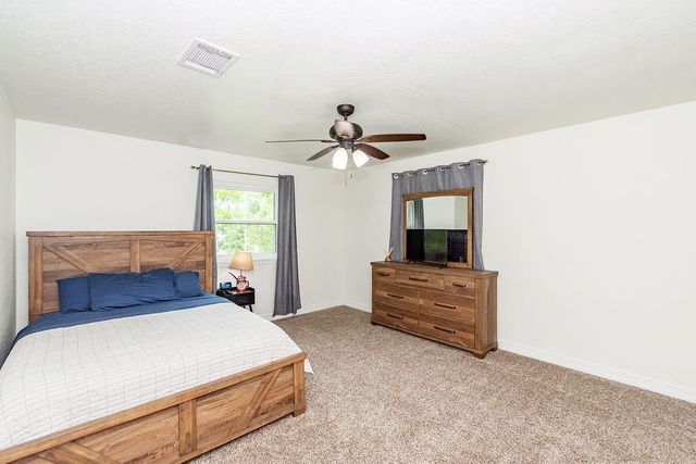 1055 S Anderson Street, Angleton, TX 77515