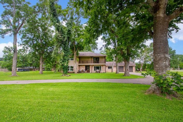 1055 S Anderson Street, Angleton, TX 77515