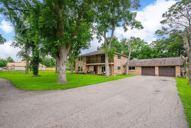1055 S Anderson Street, Angleton, TX 77515