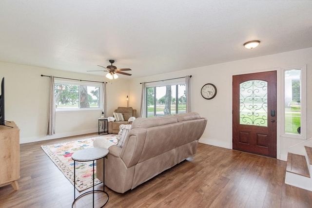 1055 S Anderson Street, Angleton, TX 77515