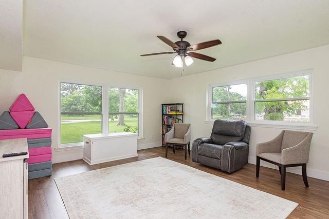 1055 S Anderson Street, Angleton, TX 77515