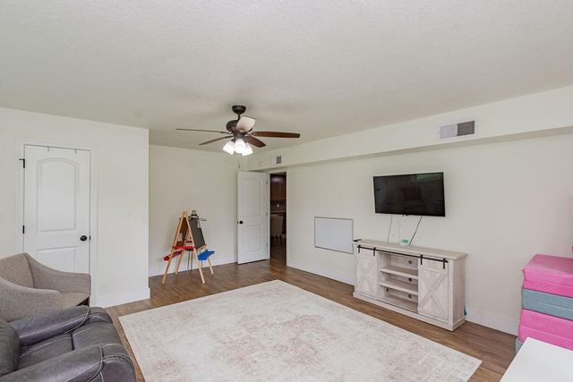 1055 S Anderson Street, Angleton, TX 77515
