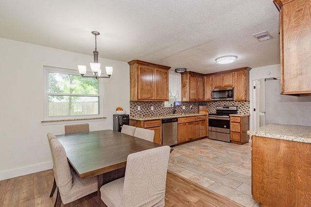 1055 S Anderson Street, Angleton, TX 77515