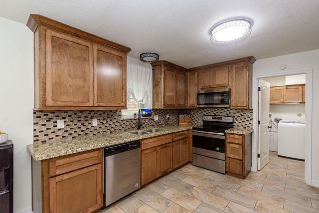 1055 S Anderson Street, Angleton, TX 77515
