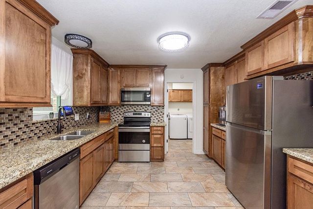 1055 S Anderson Street, Angleton, TX 77515