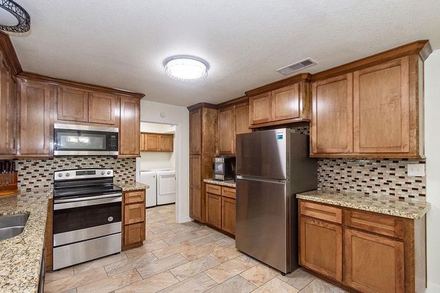 1055 S Anderson Street, Angleton, TX 77515