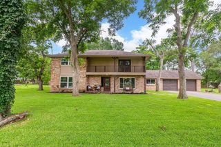 1055 S Anderson Street, Angleton, TX 77515