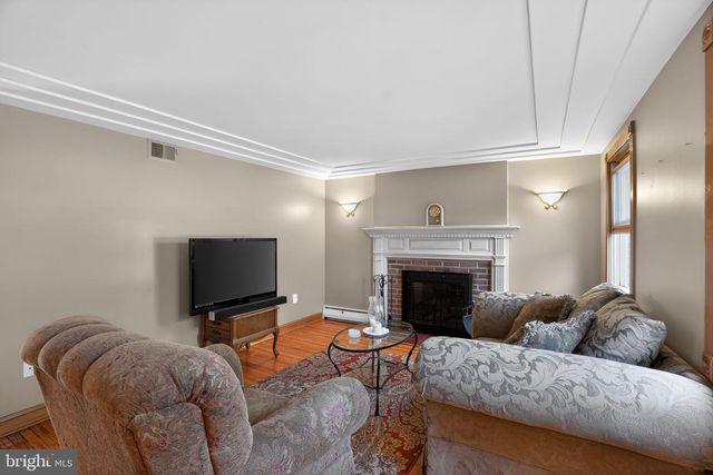 902 SURREY DR, Blue Bell, PA 19422