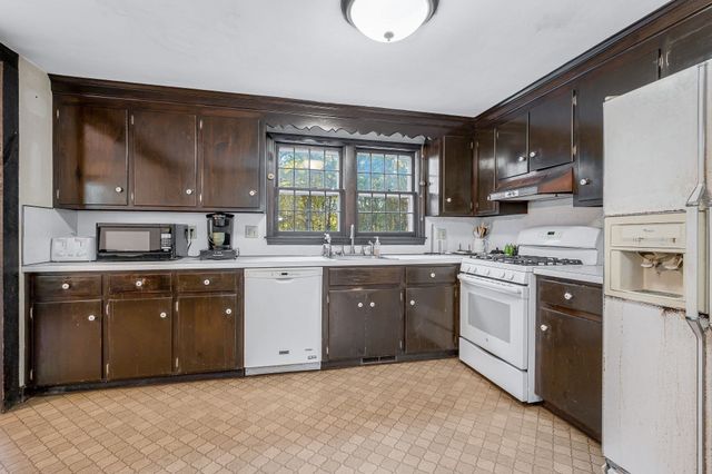 15 Wagontrail Road, Chelmsford, MA 01824