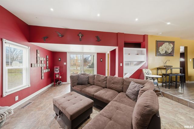 805 W MAIN Street, Elmwood, IL 61529