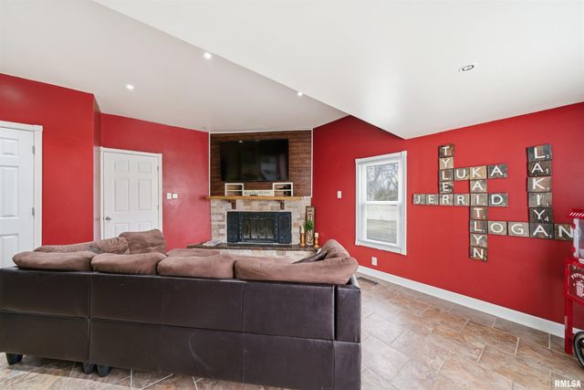 805 W MAIN Street, Elmwood, IL 61529