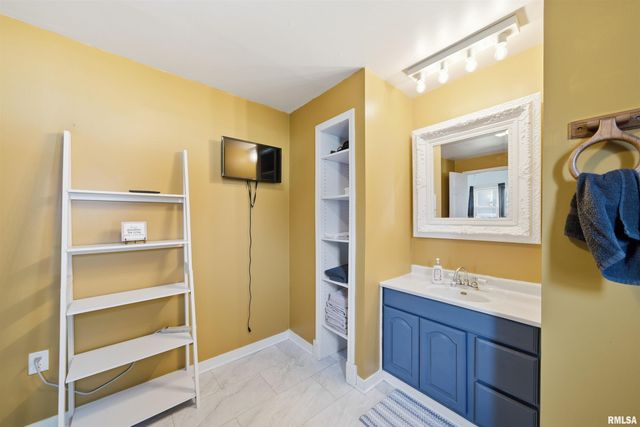 805 W MAIN Street, Elmwood, IL 61529