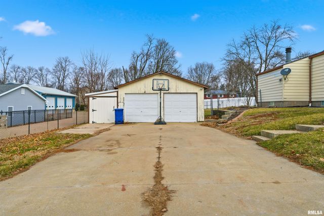 805 W MAIN Street, Elmwood, IL 61529