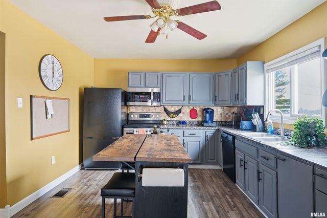 805 W MAIN Street, Elmwood, IL 61529