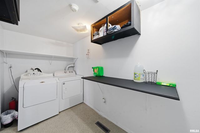 805 W MAIN Street, Elmwood, IL 61529