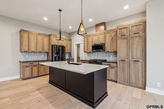 21143 Hartman Avenue, Elkhorn, NE 68022