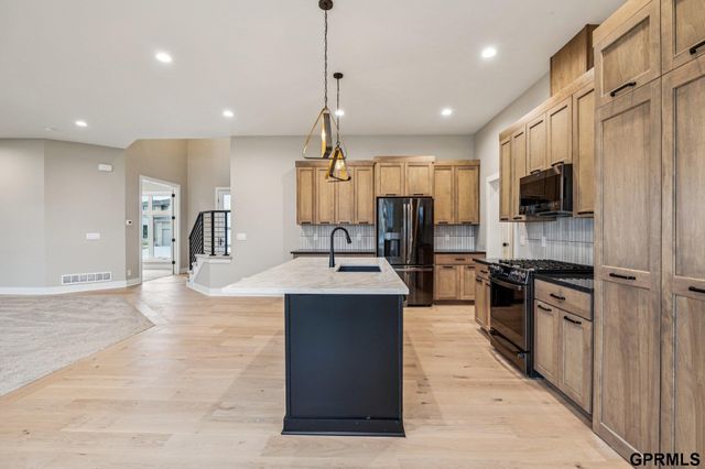 21143 Hartman Avenue, Elkhorn, NE 68022