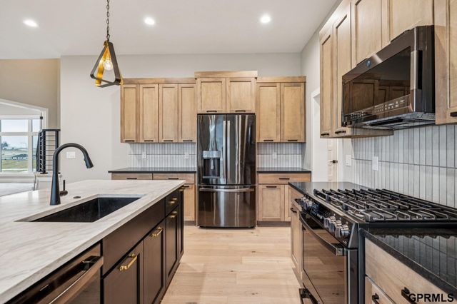 21143 Hartman Avenue, Elkhorn, NE 68022