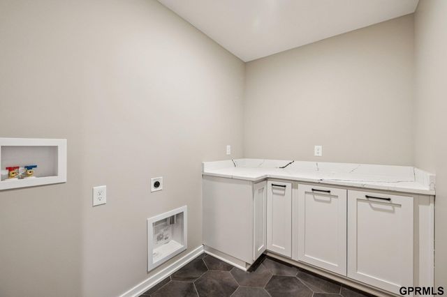 21143 Hartman Avenue, Elkhorn, NE 68022