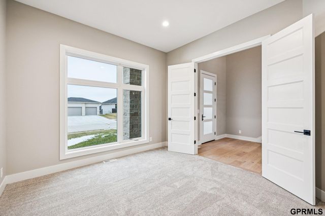 21143 Hartman Avenue, Elkhorn, NE 68022