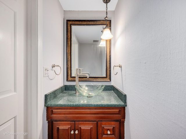 2S663 Avenue Normandy East, Oak Brook, IL 60523