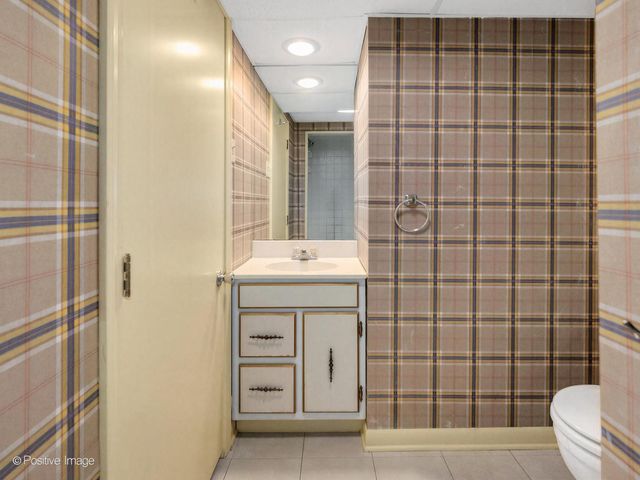 2S663 Avenue Normandy East, Oak Brook, IL 60523