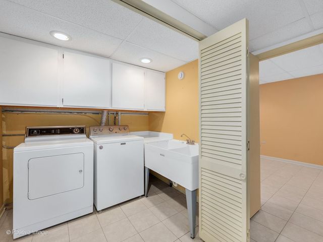 2S663 Avenue Normandy East, Oak Brook, IL 60523