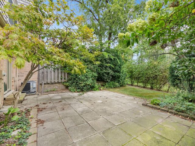 2S663 Avenue Normandy East, Oak Brook, IL 60523