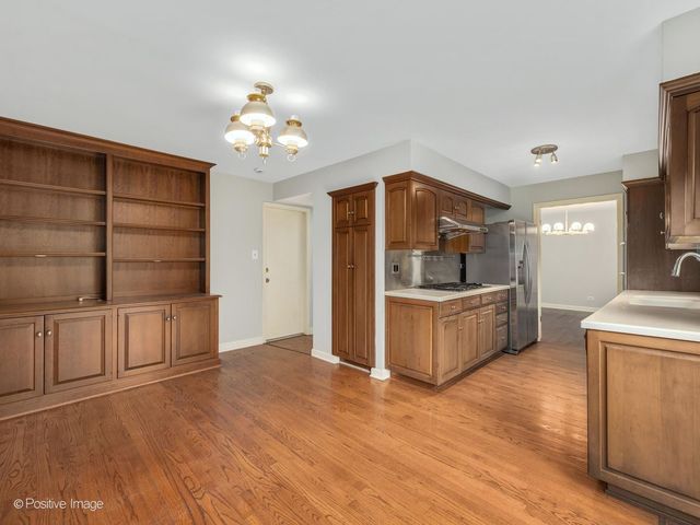 2S663 Avenue Normandy East, Oak Brook, IL 60523