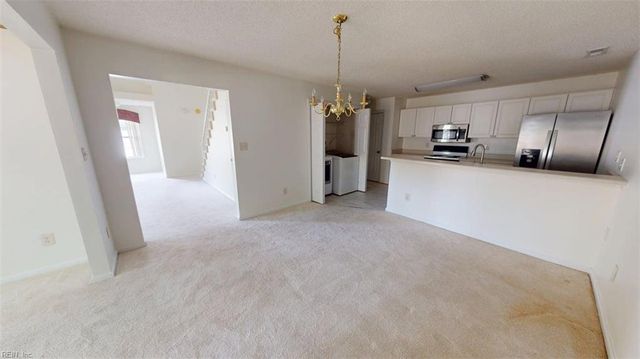 902 Miller Creek LN, Newport News, VA 23602