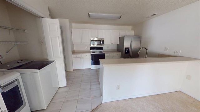 902 Miller Creek LN, Newport News, VA 23602