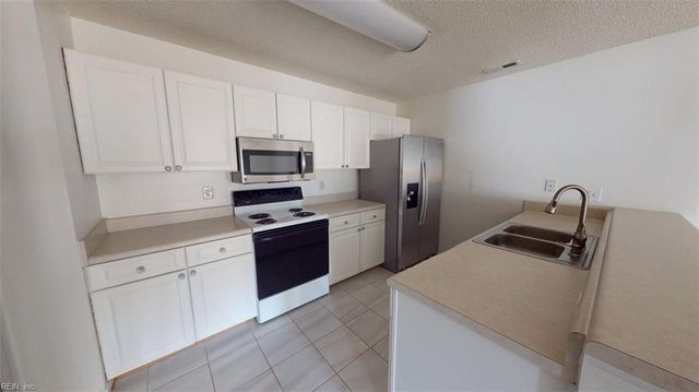 902 Miller Creek LN, Newport News, VA 23602