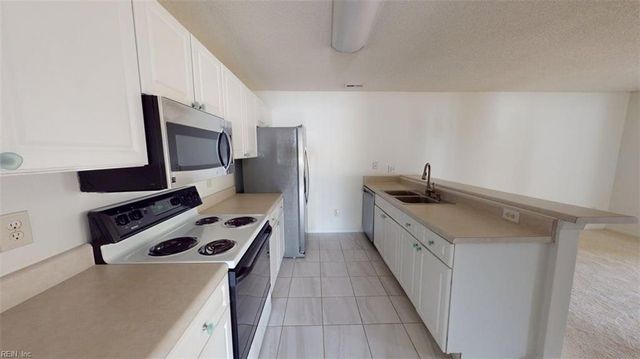 902 Miller Creek LN, Newport News, VA 23602