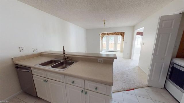902 Miller Creek LN, Newport News, VA 23602