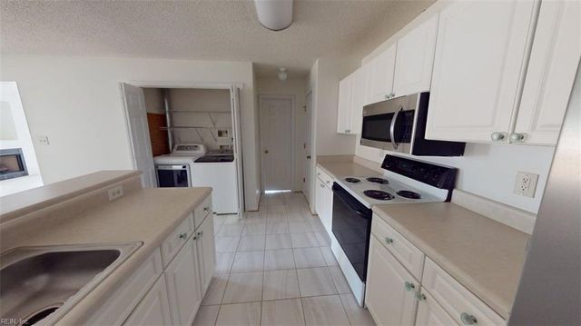 902 Miller Creek LN, Newport News, VA 23602