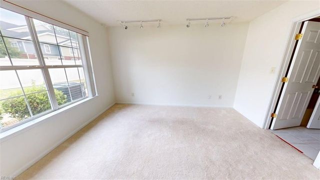 902 Miller Creek LN, Newport News, VA 23602