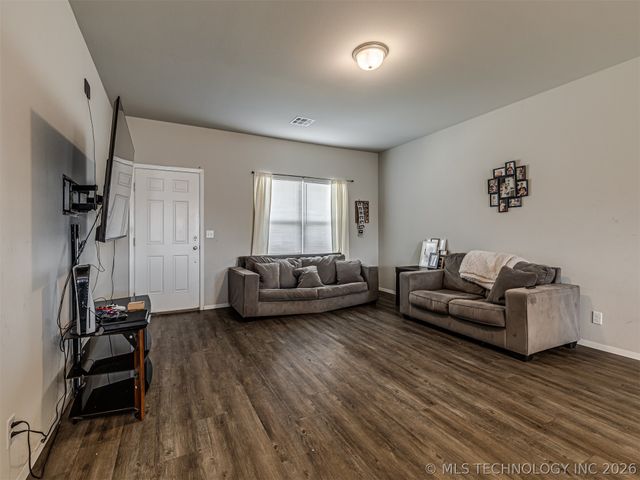 7520 E 157th Place S, Bixby, OK 74008