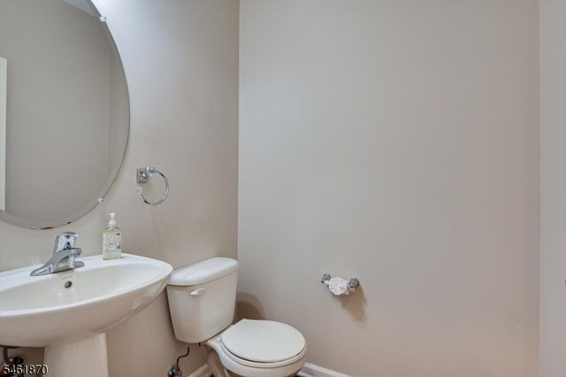 15 Bahr Cir, Verona Twp., NJ 07044